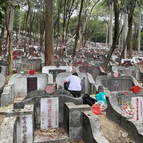 广州满族坟场曾经扩大过一次,如今占地1.3万平米,但墓碑已经密密麻麻.