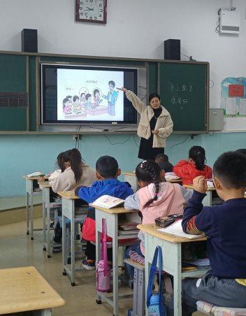 神池县东关小学同课异构展风采 同伴互助促成长