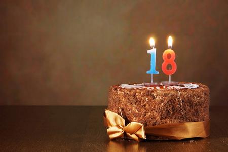 数字十八巧克力蛋糕与蜡烛作为数字十八照片