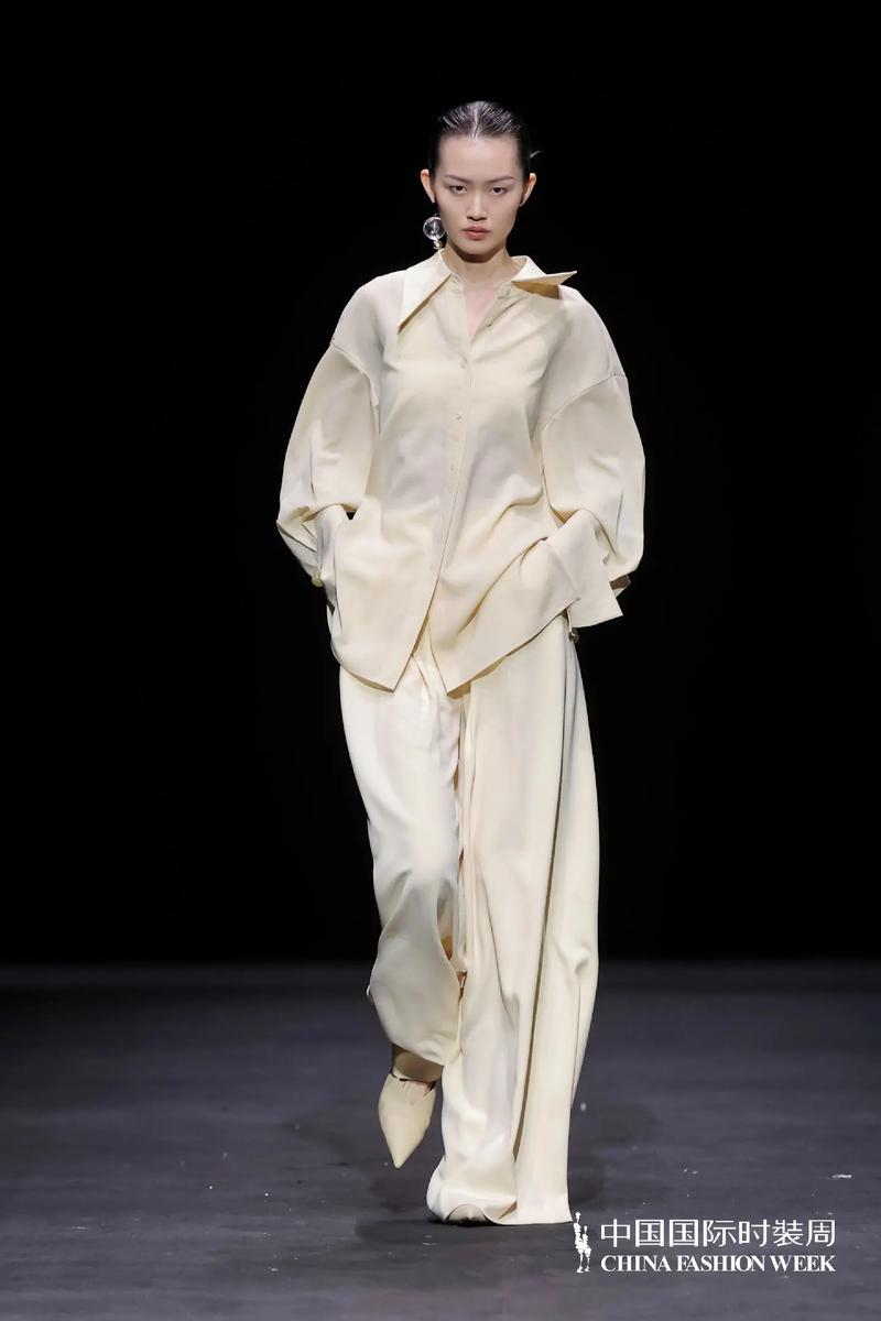 超模范儿 | 中国国际时装周 品牌:lynee 模特:陈紫绮 - 抖音