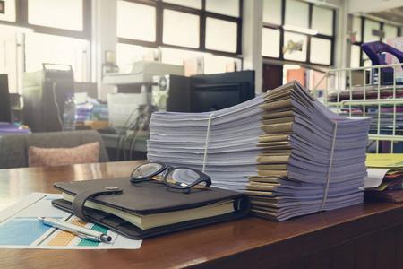 文档的工作量,未完成的文件在办公室桌上,堆栈的商务用纸,老式影响桩