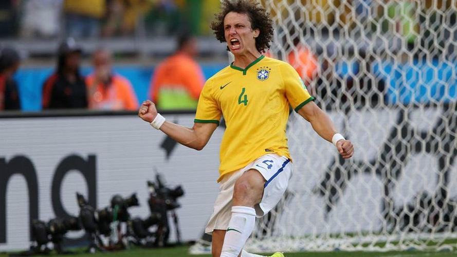 巴西世界杯大卫路易斯这脚弧线任意球几乎完美!