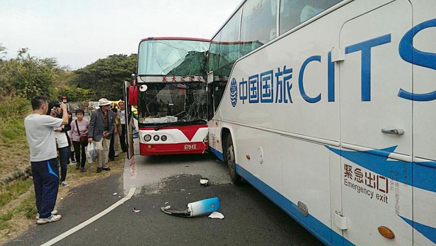 高清台湾旅游大巴对撞车上多名大陆游客
