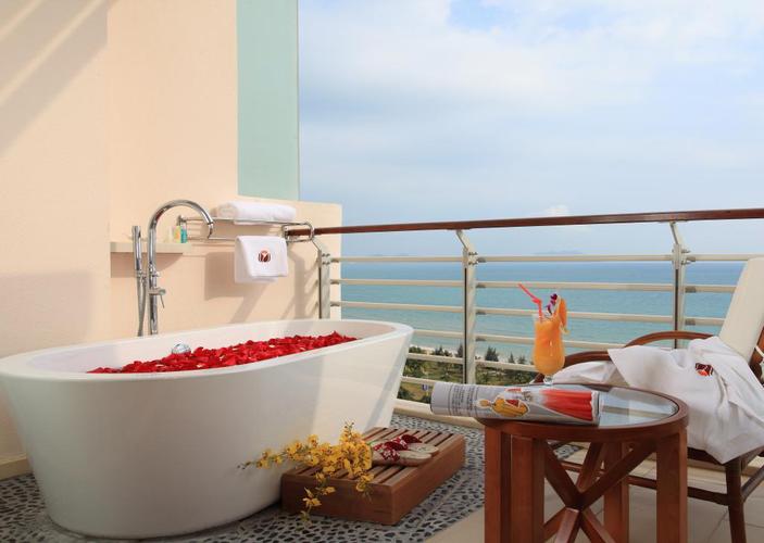 其实阳台装浴缸的设计在国内已经有很多,常常出现在旅游型酒店,我之前