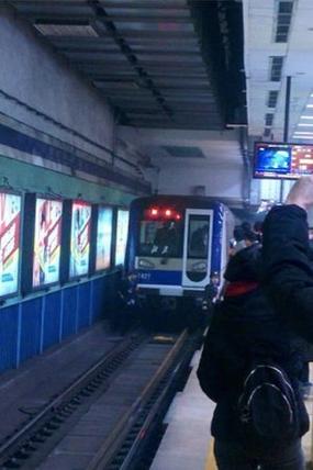 北京地铁2号线朝阳门站一男子跳轨死亡(图)