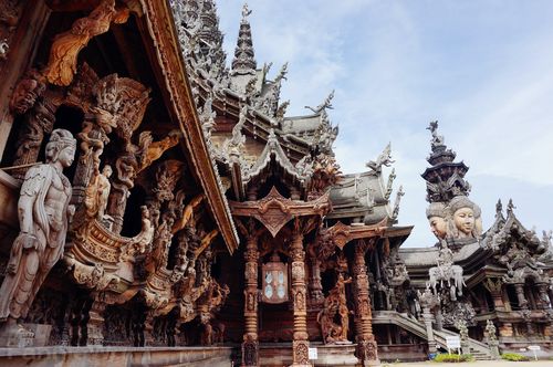泰国芭提雅北部五公里的临海上,环境清幽静谧,远看像一座宏伟的寺庙