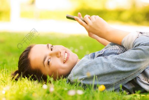 生活方式,暑假,技术,休闲和人们观念-微笑的年轻女孩,与智能手机躺在