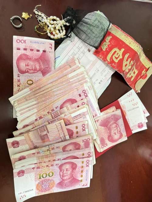 阿姨在杭州公交车上丢了三万块差点急哭了
