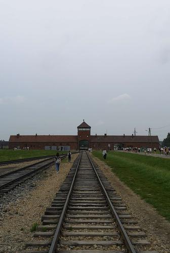 运送犹太人的列车沿着这条铁路开进了奥斯维辛集中营