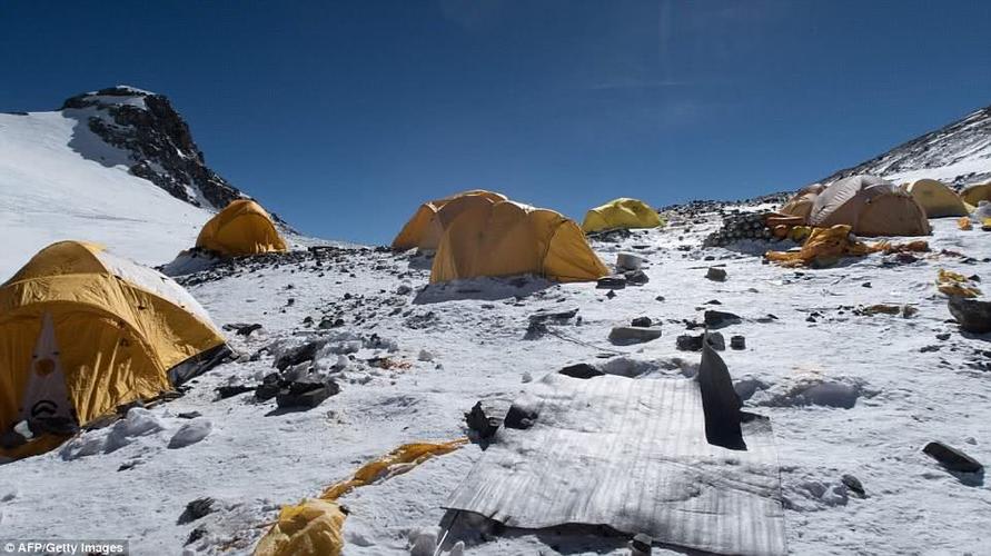 在珠峰上清理垃圾是十分困难的,就算是再强壮的登山队员,最多也只能