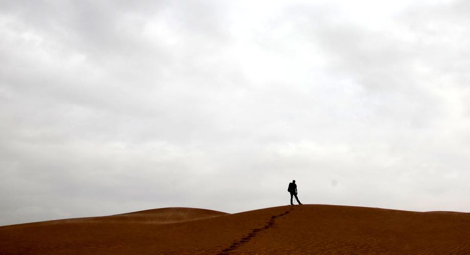 一个人在空旷的沙漠里,显得自己是多么的渺小!