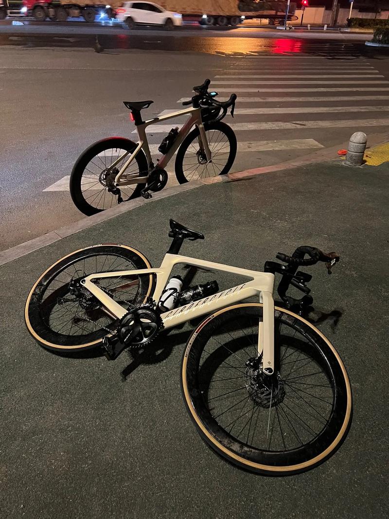 公路自行车 #夜骑 #骑行 分享图 - 抖音