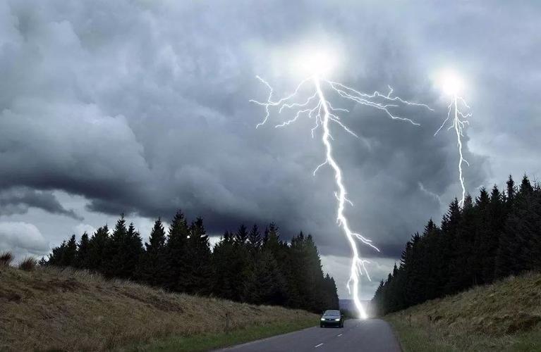 其实伴随着夏天来临,雷雨天气逐渐增多,开车在路上遇到打雷总会让人