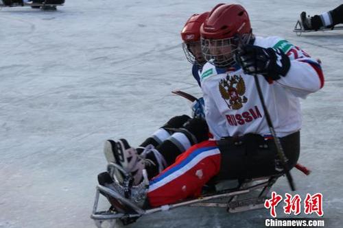 中俄冰橇冰球友谊赛在河北承德避暑山庄举行