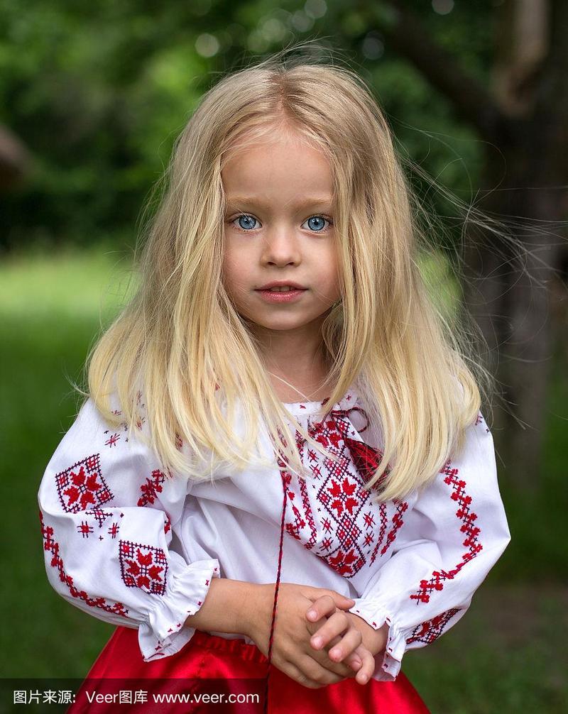 一个有着蓝色大眼睛的乌克兰小女孩