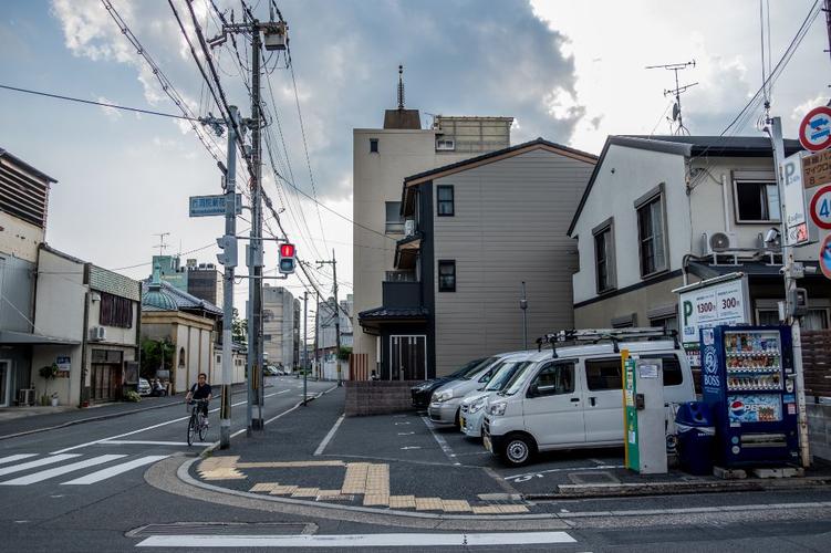 日本街头实拍:电线杆密密麻麻毫不整洁,却是城市发展的直接证据
