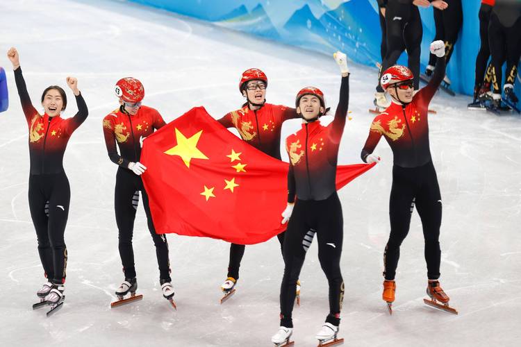 短道速滑2000米混合接力精彩瞬间四人团队摘下中国首金