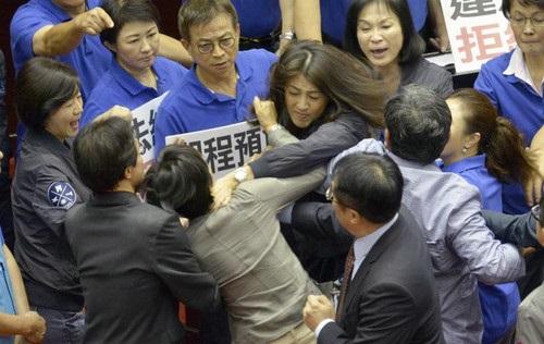 台湾立法部门打群架致"家丑外扬" 英媒:让台湾"丢脸"