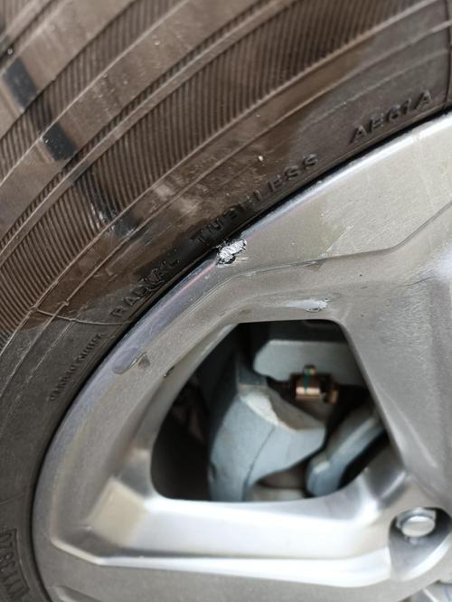 轮毂刮伤需要修复吗影响行车安全吗