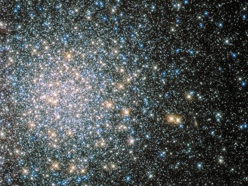哈勃望远镜拍摄的m5,是位于天秤座和巨蛇星座之间的美丽星团,距离我们