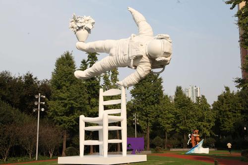 雕塑展现了一位仅靠一把椅子的靠背来支撑自己在太空飘浮的宇航员.