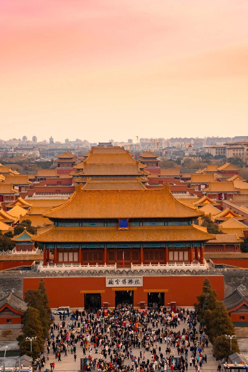 北京的中轴线上,日落前的紫禁城.在景山的万春亭享受2元钱的快 - 抖音