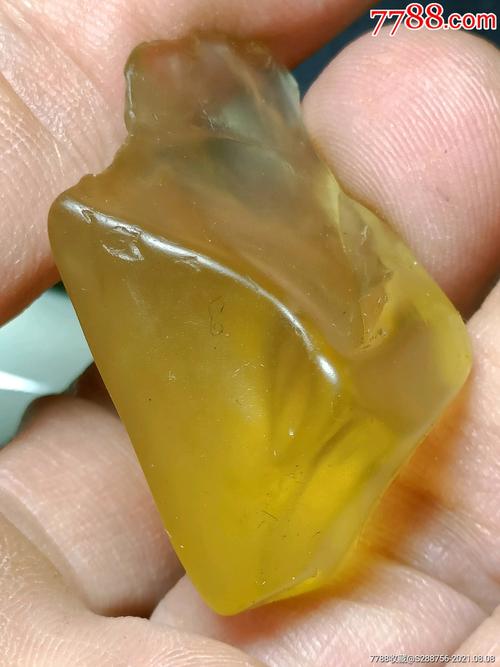 纯天然黄色锆石一块,晶莹剔透