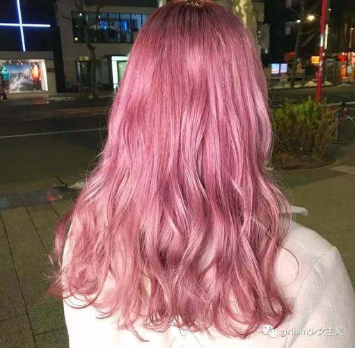亮粉色因为饱和度高,单色可能会染出cos用假毛的效果.
