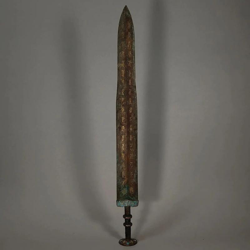 古兵器.青铜错金鸟篆文剑,是古代贵族与战士 - 抖音