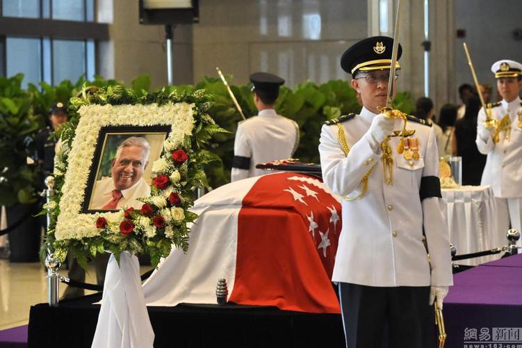 新加坡前总统遗体运往国会大厦供民众瞻仰