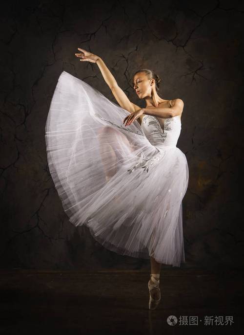 穿着白色紧身衣的苗条女孩跳芭蕾舞.照片-正版商用图片2lh6k5-摄图新