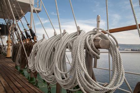 绳索风帆绳索上的旧船,航行照片