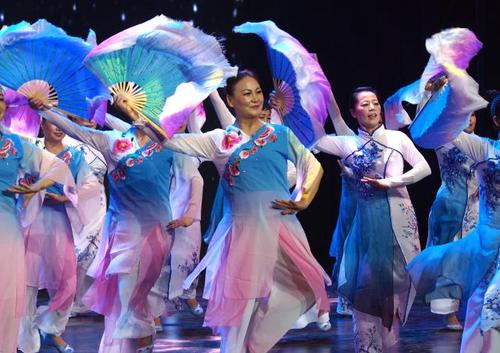 10月13日,上海奉贤区奉浦街道的广场舞团队在表演广场舞《中国美》.