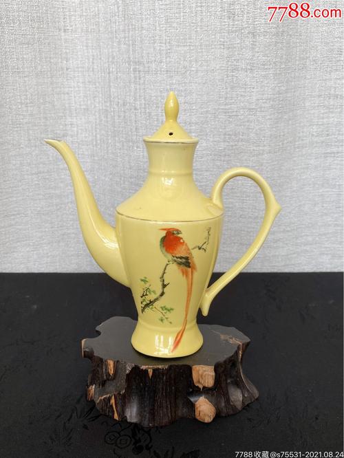 80年代博山陶瓷厂生产黄釉绶带鸟酒壶