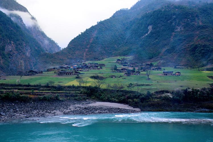 雾里村是茶马古道上的一个宁静美丽的小村庄,位于云南省怒江州贡山县