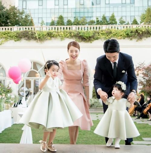 苏怡贤和印乔镇的幸福家庭照片,让人感受到温暖和快乐_腾讯新闻