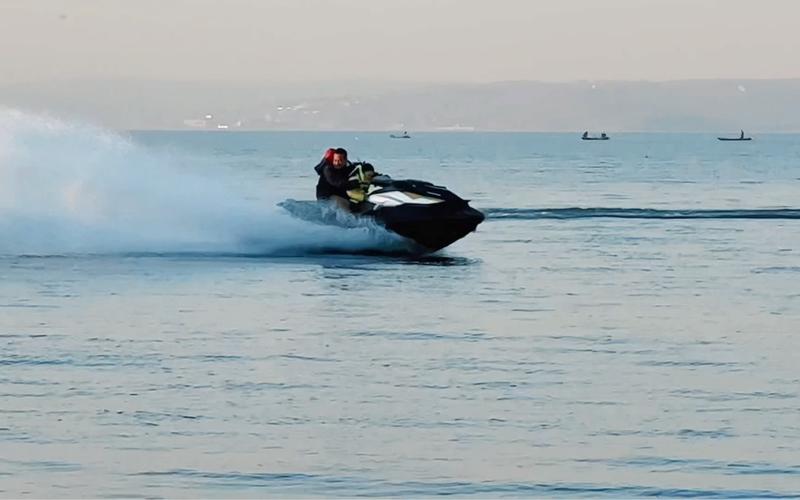 摩托艇冲浪 拍摄于岳城水库风景区 安阳短视频联盟