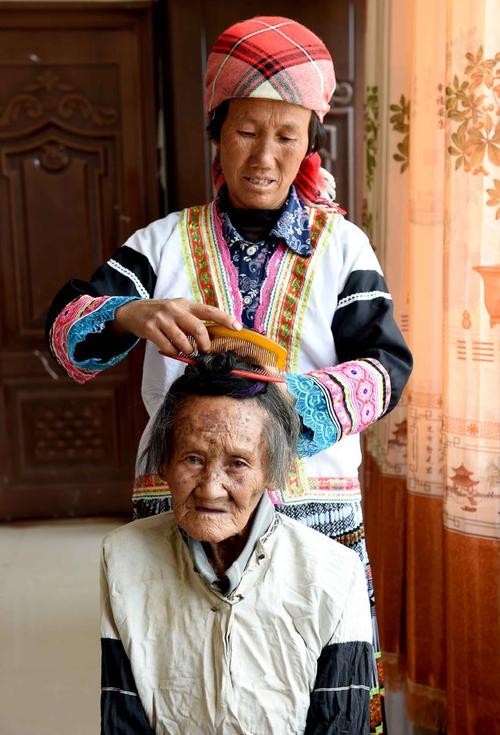 云南寻甸:苗族老人的幸福晚年