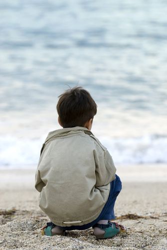 孤独的孩子在沙滩上