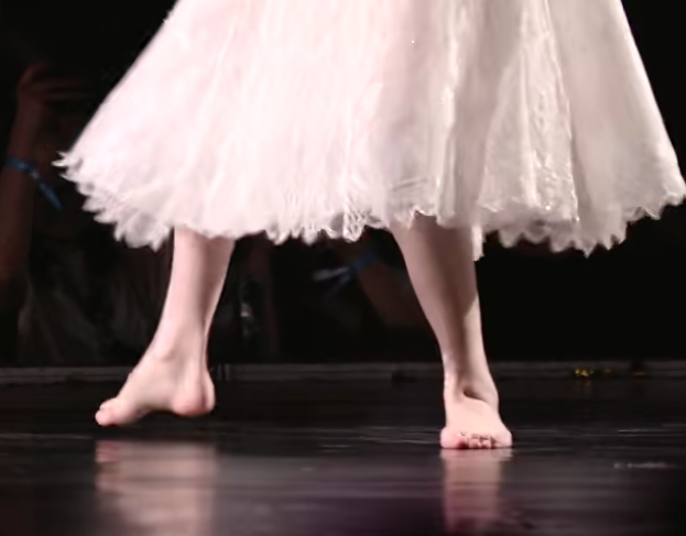 张艺凡为表达对舞台的热爱,光脚跳芭蕾,镜头特写到脚部,懵了