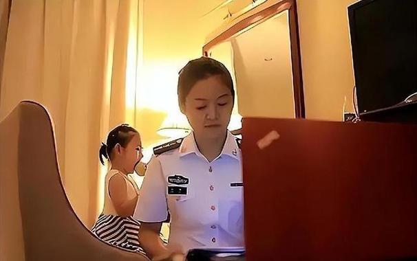 16年航母飞行员张超牺牲女儿仅2岁空姐妻子入伍今成海军上尉