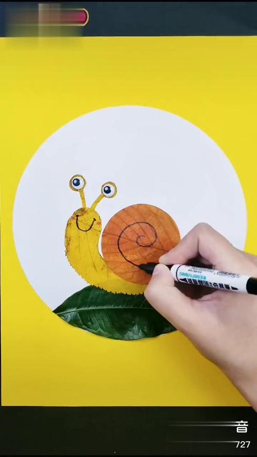 用树叶做的小蜗牛拼贴画,你喜欢吗?