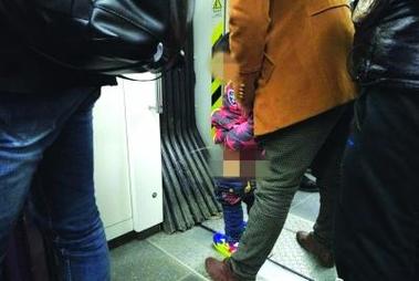 家长让小伢在地铁2号线小便 引网友一片吐槽