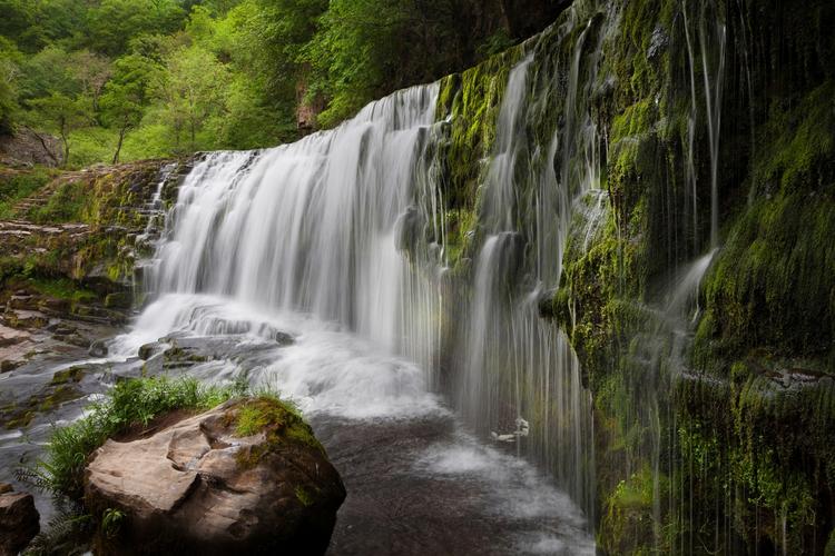 自然森林岩石瀑布流水4k风景壁纸