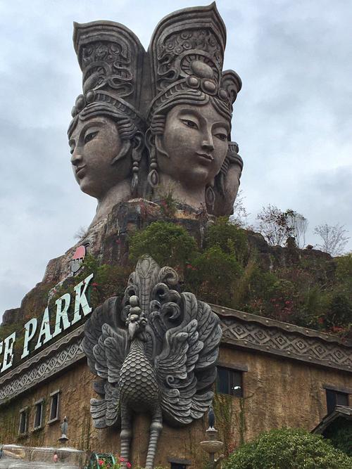 "桂林千古情"演出剧场的外顶是一座巨大的雕塑精美的四面佛像.