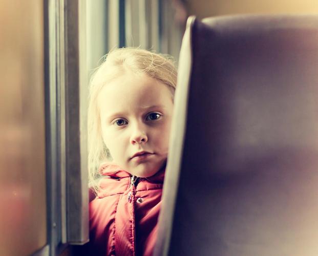 孤单的小女孩在火车上