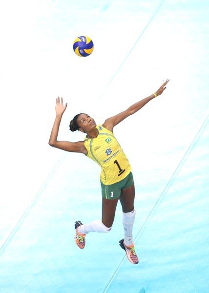 图文:巴西女排3-2美国 法比亚娜扣球