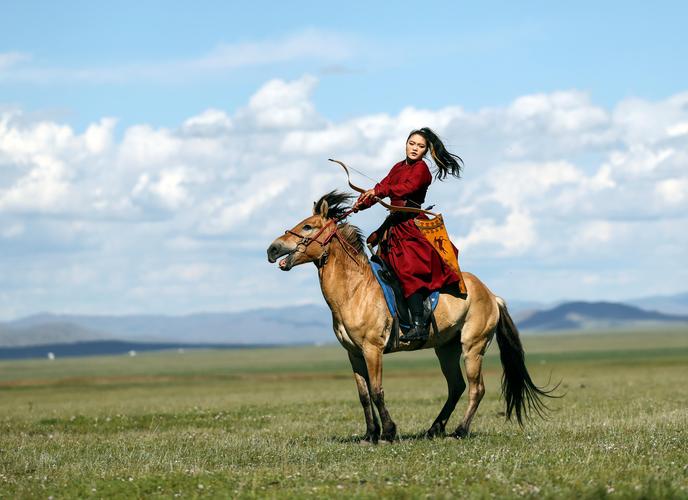 蒙古国:"游牧民族"世界文化节上的马术表演