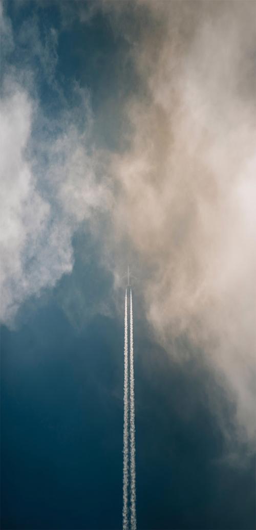 云层中的白色飞机尾气超清唯美手机壁纸图片