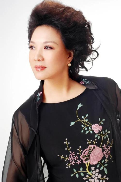 王秀芬是中国著名女高音歌唱家,具有出色的音乐才华和广泛的音乐知识.